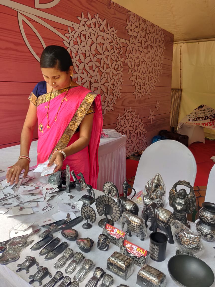drashwathcn's tweet photo. I am pleased to share SHGs are displaying their products in Kanteerava Stadium &amp; Jain Campus during Khelo India events. Star attractions are GI products, Bidriware from Bidar, &amp; Chennapatna toys with traditional Lavancha products from Uttar Kannada. Don’t miss these stalls! https://t.co/rVA7NCotpm