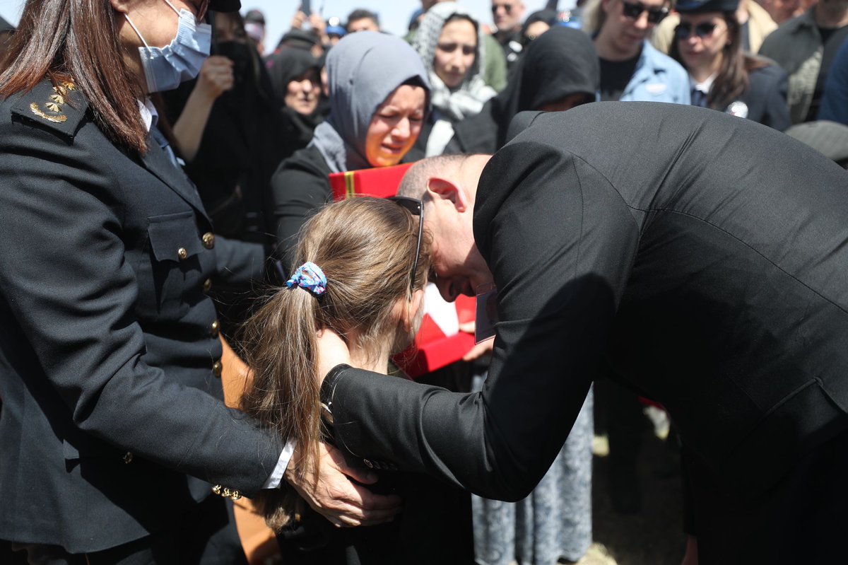 "Babam Şehit, gurur duyuyorum. O hep bizim yanımızda olacak"

Fatma Zehra
Şehit Polisimiz Zafer Mat'ın kızı, henüz 9 yaşında.
Babası bir suç makinası tarafından Şehit edildi.
Vakur, melek yüzlü, ailesini teselli ediyor.

Bu asil Milletin evladı olmak büyük sorumluluk, büyük şeref