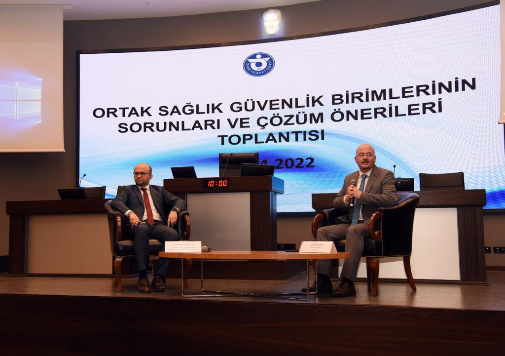 Odamızda gerçekleşen “Ortak Sağlık ve Güvenlik Birimlerinin (OSGB) Sorunları ve Çözüm Önerileri Toplantısı” T.C.Çalışma ve Sosyal Güvenlik Bakanlığı İş Sağlığı ve Güvenliği Genel Müdür Yardımcısı Muhammet Kamil Işık ile Meclis Üyemiz Çağlar Kalkan’ın açılış konuşmalarıyla başladı