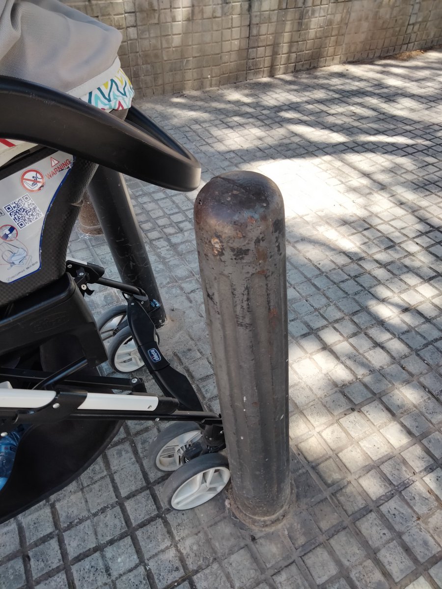 XiscaPrats's tweet photo. " #Palmacamina diuen... però si vas amb cotxet O cadira de rodes és una prova d'obstacles. 
Aquestes dues coses en menys d'un km 🙆🏻‍♀️
@ajuntpalma 
@VianantsMca 
#RealLife" https://t.co/dmMN5MdeUf