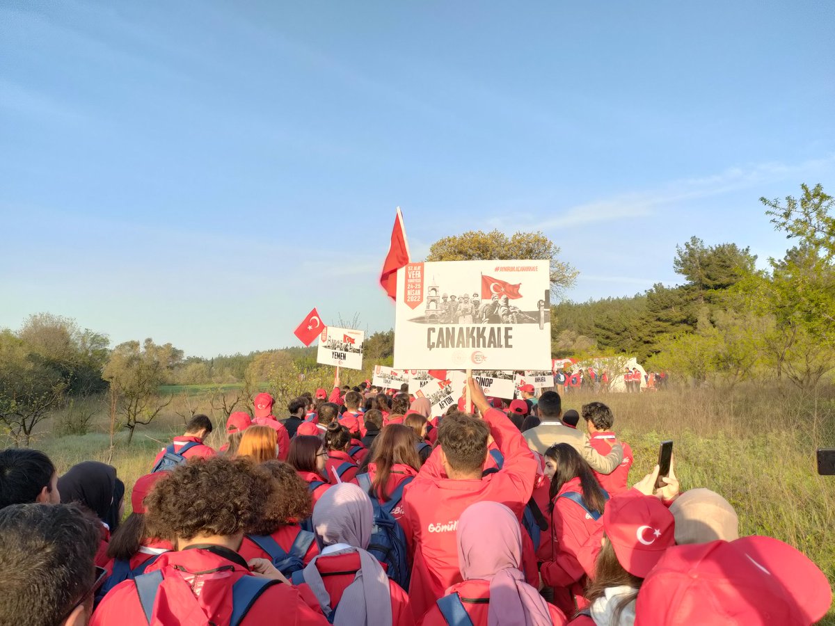 🇹🇷
Al bayrağın altında, atalarımızın izinde. Bugün vefa günü!

#AynıRuhlaÇanakkale