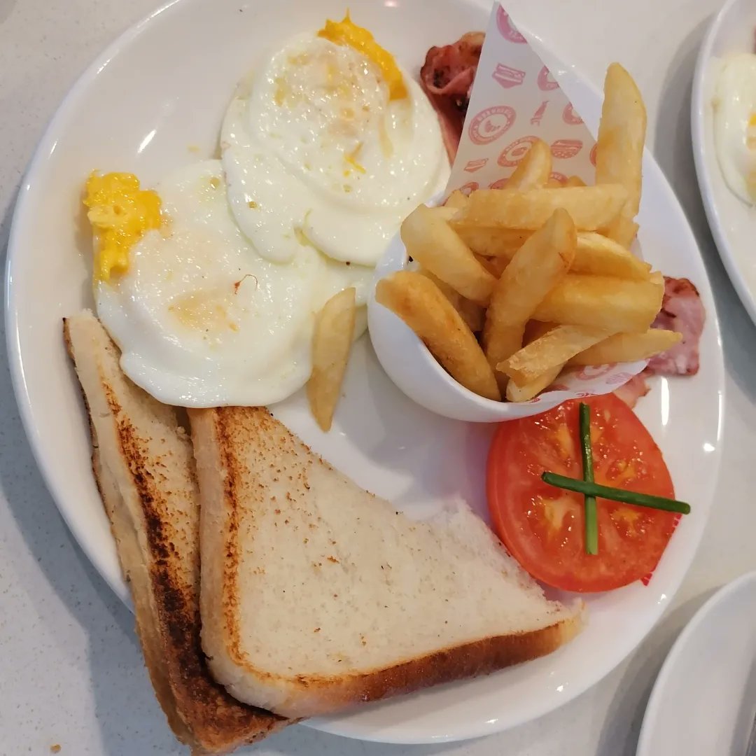 JackMakgabo's tweet photo. Breakfast is the most important meal of the day so let's dig in #nonepoeticthoughts #theoreticalthoughts #wimpy #foodie #foodlover #food #breakfast https://t.co/GGMEvB3Duw