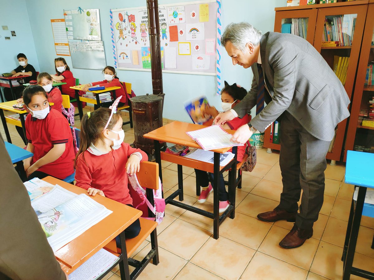 İl Milli Eğitim Müdürümüz Murat Yiğit, Salıpazarı Ahmet Sarı İlkokulunu ziyaret etti. Okulda yapılan çalışmalarla ilgili bilgi alarak öğretmen ve öğrencilerimizle bir araya geldi. <a href="/tcmeb/">Millî Eğitim Bakanlığı</a> <a href="/zulkifdagli/">Doç. Dr. Zülkif Dağlı</a> <a href="/gokhanmurat1/">Murat YİĞİT</a>