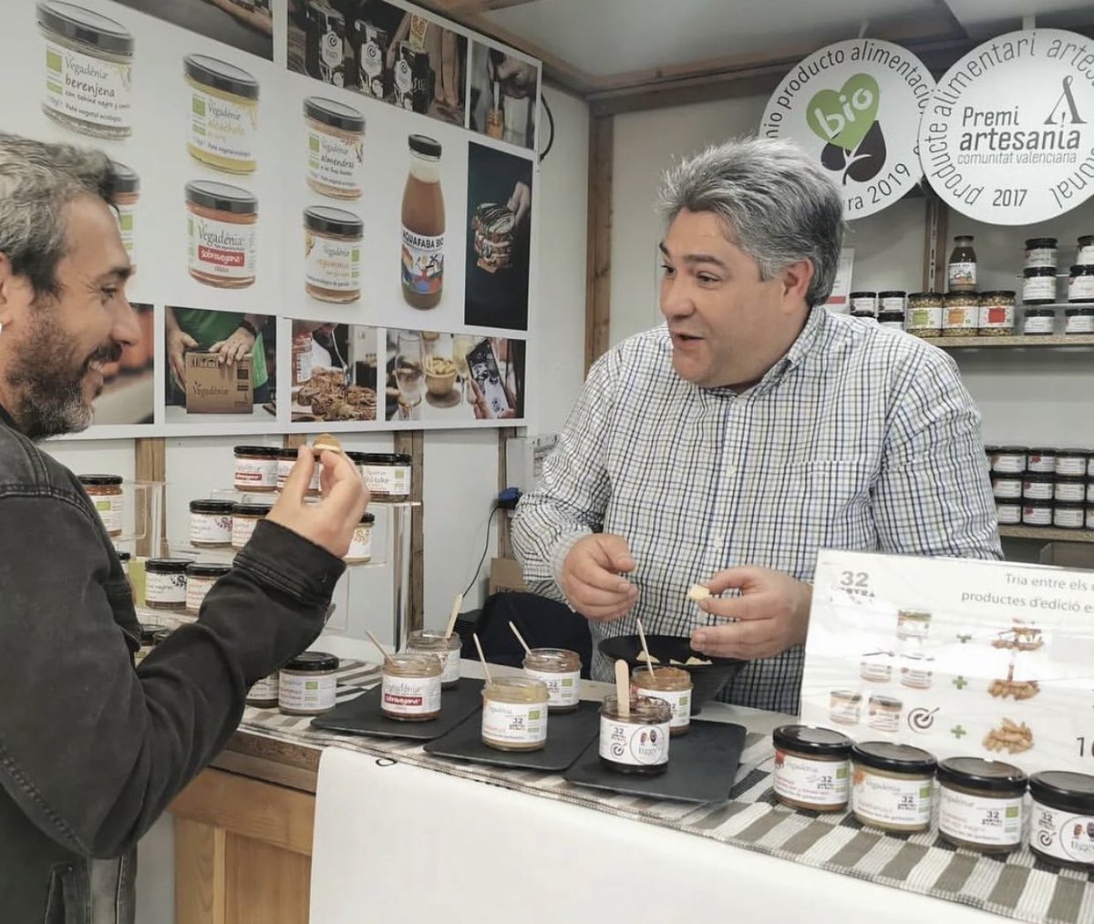 AjuntamentVLC's tweet photo. 🍷🥘Últim dia per a gaudir de la Mostra @Proava de #Vins i #Aliments #Tradicionals de la #ComunitatValenciana al 📍jardí del #Túria
🧀Amb degustacions, música🎸, showcookings👨🍳 i molt més.
⏰11-22h.
🎟️Reserva la teua entrada ací 👉 https://t.co/34mtbTT2pO https://t.co/ezf1k8d2aj
