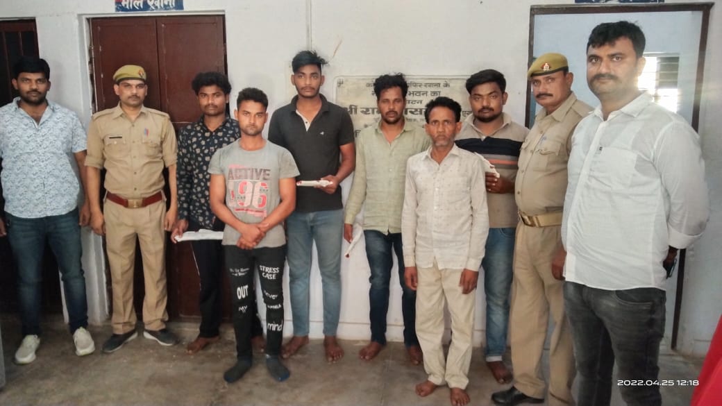 amethipolice's tweet image. #amethipolice पुलिस मुठभेड़ में 25 हजार रु0 का 01 ईनामिया व 05 नफर अन्य कुल 06 बदमाश डकैती की योजना बनाते हुये गिरफ्तार, कब्जे से 03 अदद तमंचा 02 अदद खोखा व 03 अदद जिन्दा करातूस 315 बोर, 01 अदद तमंचा व 03 जिन्दा कारतूस 12 बोर बरामद 
#CrackdownAmethipolice