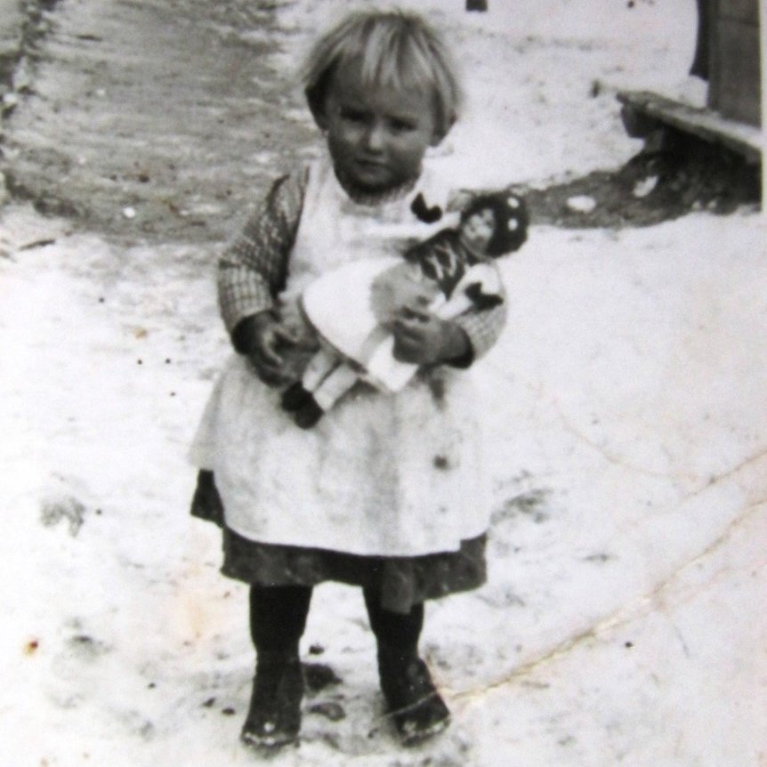 VIVESBW's tweet photo. Heute Abend, 18 Uhr berichtet die #zeitzeugin Elsa Koch über ihre Kindheit im ungarischen #Máriakéménd und die Flucht mit Mutter und Schwester.
Herzliche Einladung! https://t.co/cbcsZ1mVly
#Zeitzeugen #Kriegserinnerungen #Flucht #Kriegskinder #Vortrag #Seniorenbildung https://t.co/c5x6QcttT9