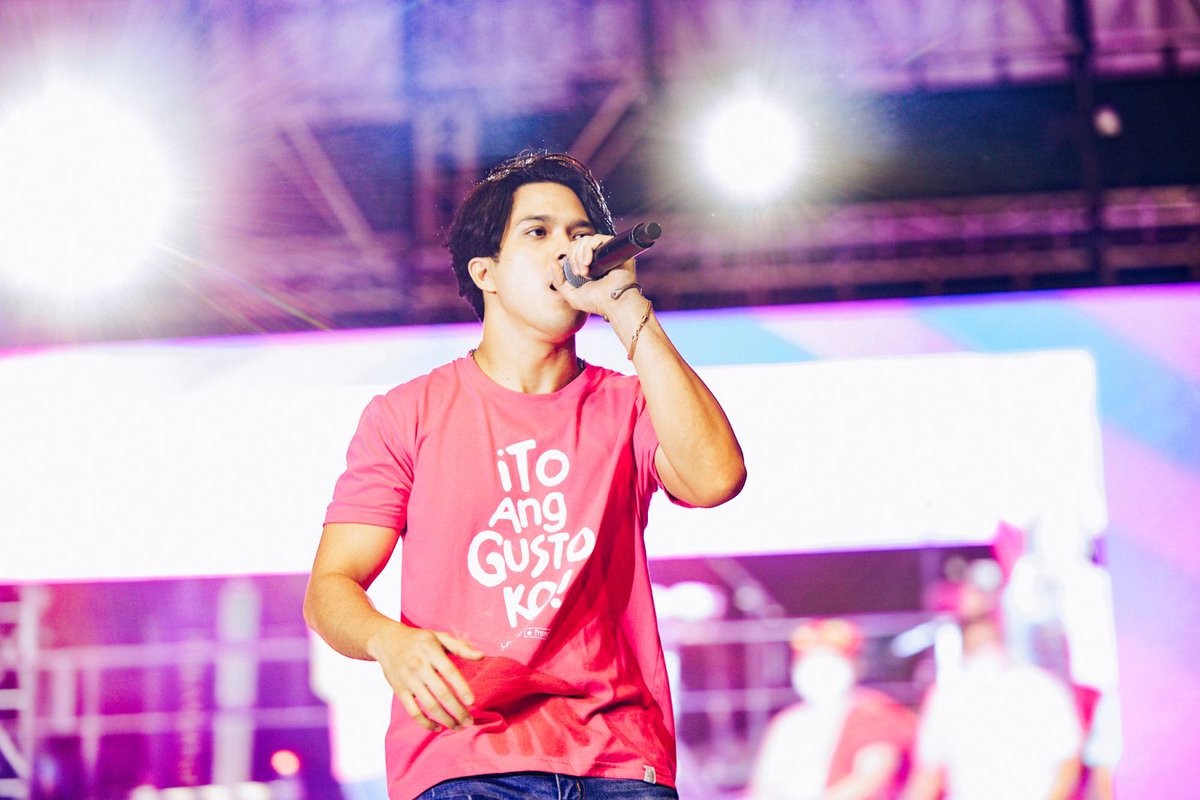 linyalinya's tweet photo. MGA KABABAYAN: Si Elmo Magalona! Sama-sama nating ipagsigawan ang gusto nating kinabukasan para sa Pilipinas! Bring the noise! 🇵🇭✊🏽✨

The Linya-Linya x @FMCC_ shirt is NOW AVAILABLE at https://t.co/ELW59W4ax2, Shopee, &amp; Lazada! SHOP NOW!

📸 Photos by @hellojosho https://t.co/fVcL42G3Wb