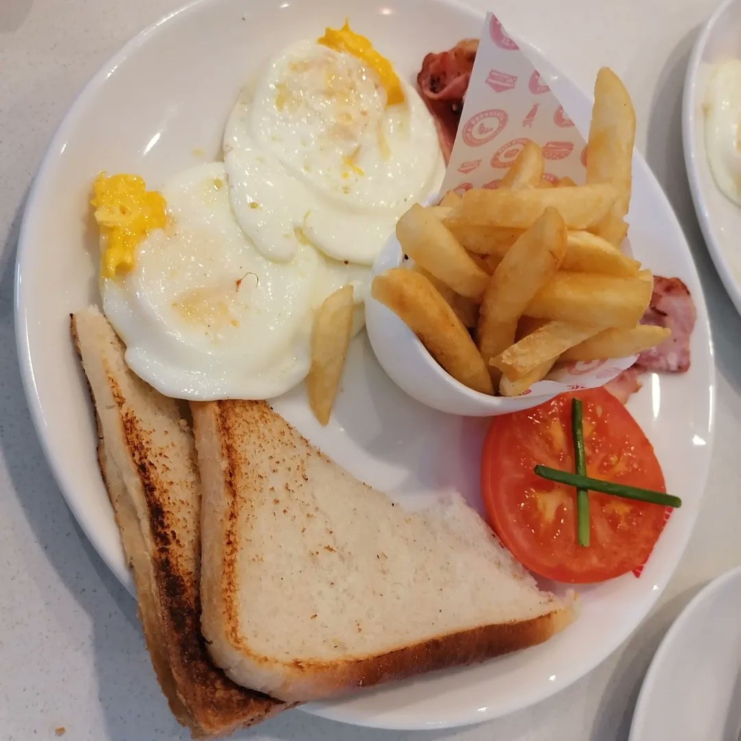 JackMakgabo's tweet photo. Breakfast is the most important meal of the day so let's dig in #nonepoeticthoughts #theoreticalthoughts #wimpy #foodie #foodlover #food #breakfast https://t.co/GGMEvB3Duw