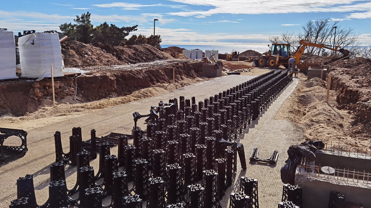 GreenBlueUrban's tweet photo. GreenBlue Urban were enthused to work with the Architects Proto-Arch, Designers @studio_landa and Contractors Texo Moilor through our distributor @ARBORING_hr -installing the 100% recycled European manufactured #Rootspace G1 tree planting soil cell. https://t.co/GJlUw0Bv09