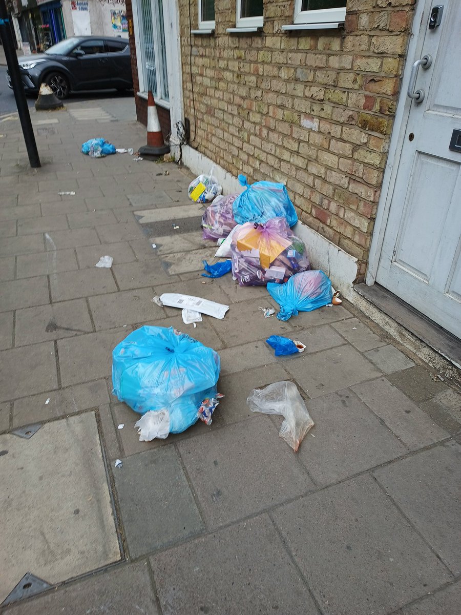 Monday morning on Merton High Street, though it could be any day. Labour are rubbish on rubbish. Don't give them another four years of doing this. Vote LibDem on 5th May.

#MuckyMerton