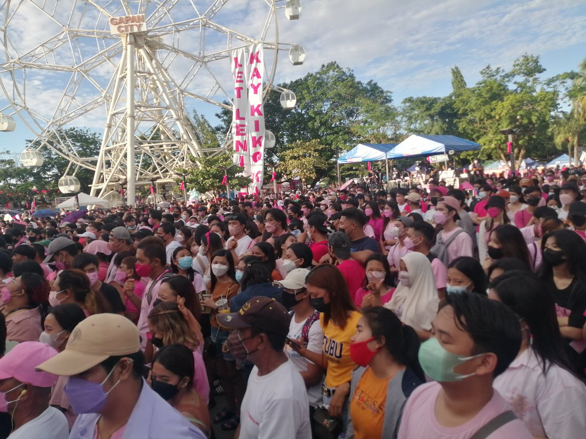 patsnaga's tweet photo. Crowd at 5:00pm at Gapan City Plaza Nueva Ecija 🌸🌷

#GAPANaloNa10to #NuevaEcijaIsPink #LeniKiko2022 https://t.co/ARWn0PqjQm