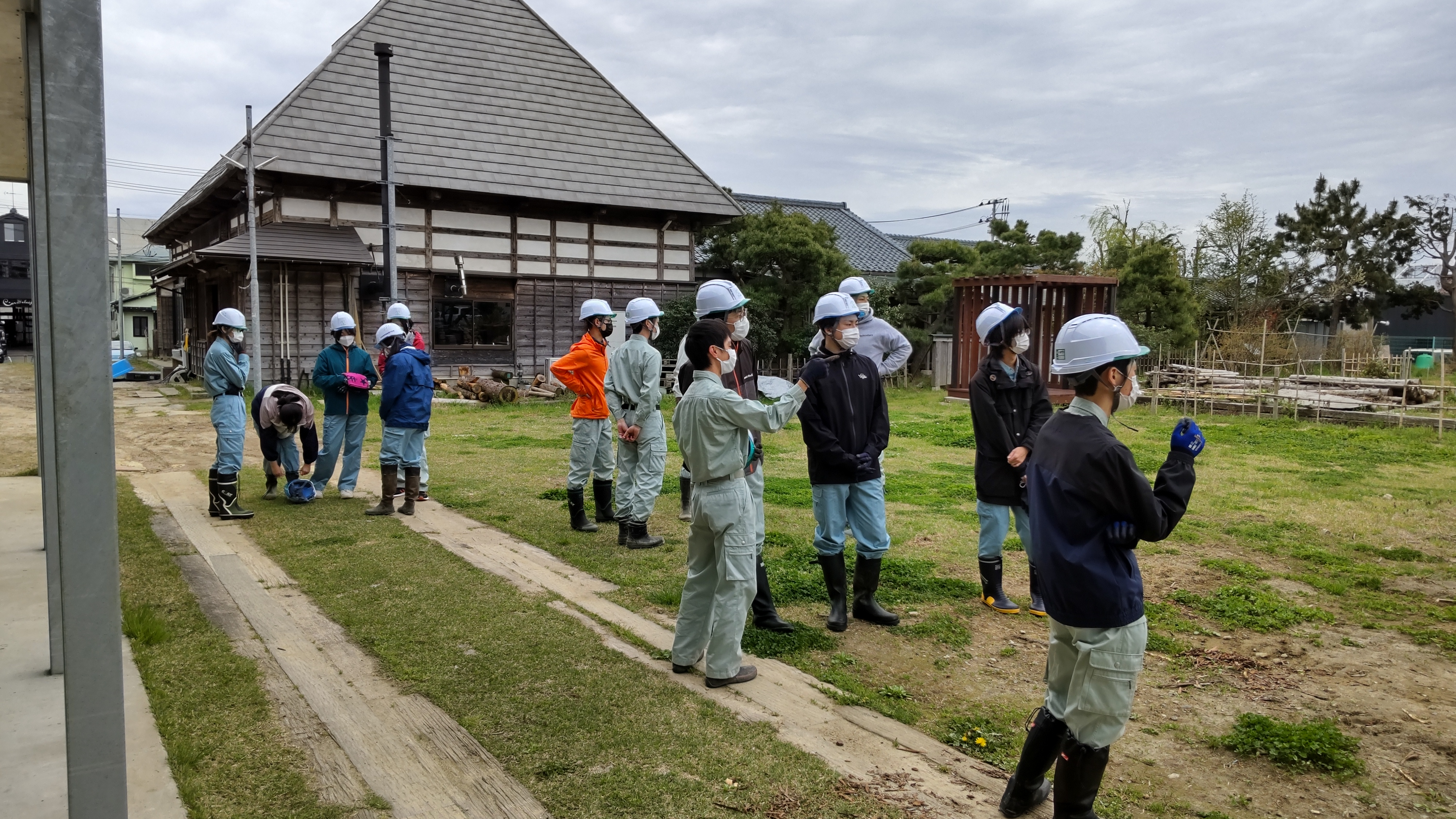 日本自然環境専門学校 公式 環境復元実習が始まりました 前期はまず弁天橋実習場の水路をリセットし造り直します まずは防水シートを引いて土台を作っていきます ビオトープ池 T Co 3vei2kenwu Twitter