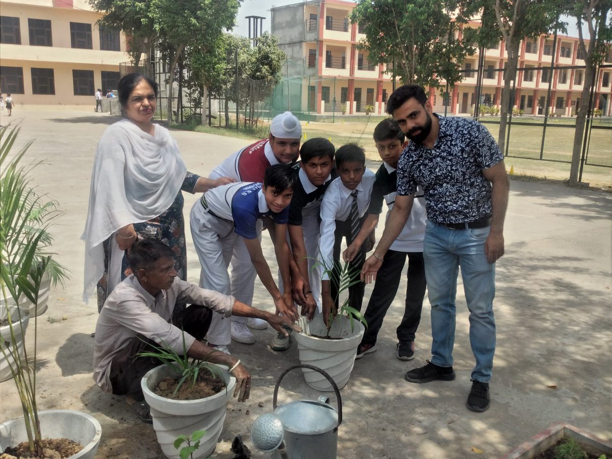 SPRINGDALESPUB2's tweet photo. "Earth has enough to satisfy our need ,not to satisfy our greed' 
Students  of Class IX Whole  heartedly contributed  in  conserving nature.
# Save Earth # Save Life https://t.co/gMtDjERZwr