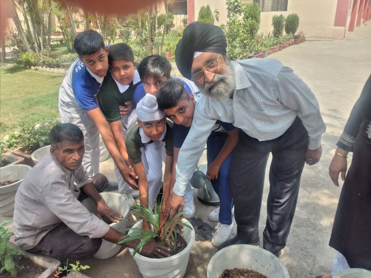 SPRINGDALESPUB2's tweet photo. "Earth has enough to satisfy our need ,not to satisfy our greed' 
Students  of Class IX Whole  heartedly contributed  in  conserving nature.
# Save Earth # Save Life https://t.co/gMtDjERZwr