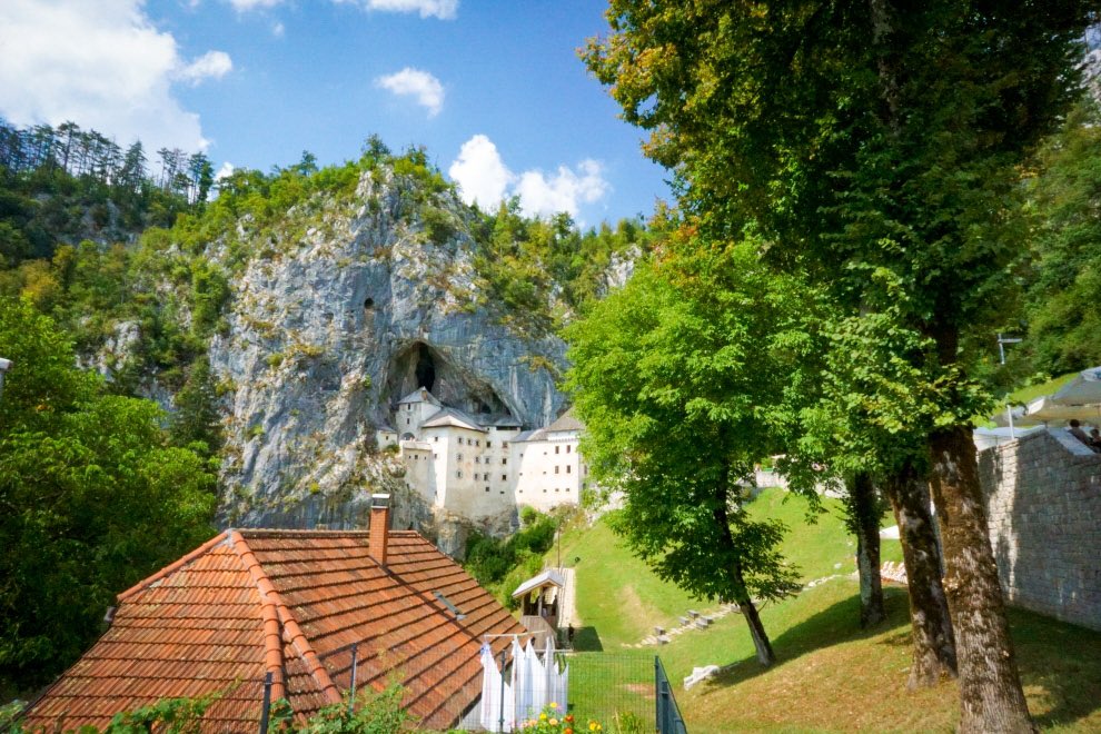 大好きな国、スロベニアのプレジャマ城🇸🇮自然の洞窟の中に造られていてとてもミステリアスな雰囲気でした😊✨スロベニアはゆったりしていてまた行きたい国の一つです✈︎