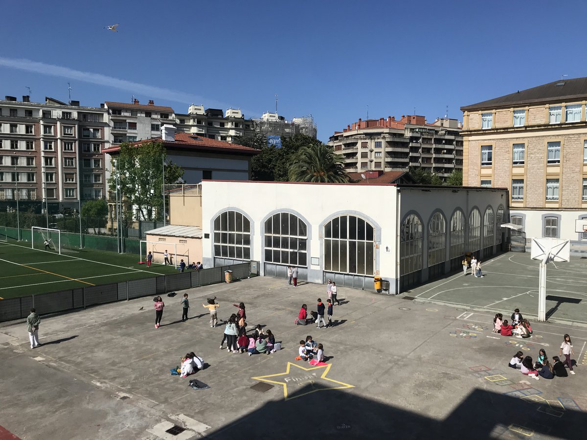 JesuitakDonosti's tweet photo. Hirugarren hiruhilekoari hasiera ematen diogu gaur. Lagunartean eta musukorik gabe. Azken txanpa!

Comenzamos el tercer trimestre. Entre amigos y amigas y por fin sin mascarilla. ¡Recta final! https://t.co/yW7bDnZIrR