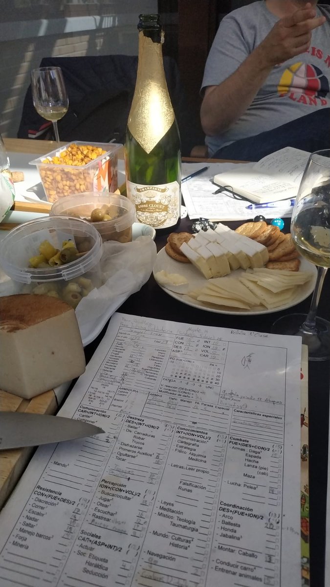 JuliusLFairfax's tweet photo. Foto del WhatsApp del club este fin de semana. 😍
Esto si que es jugar a rol, imagino que eran Hobbits... https://t.co/Wi3Z5Pjzq5