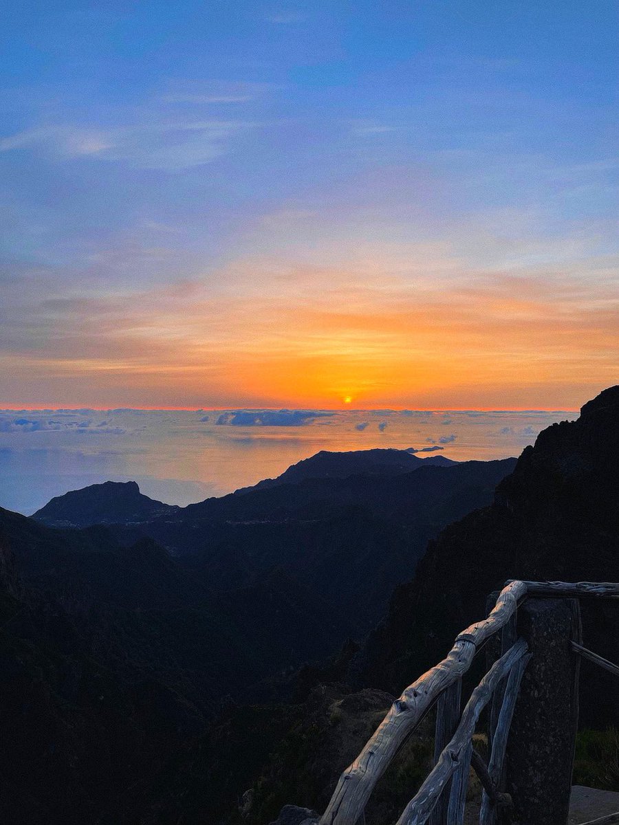 LadyReenBean's tweet photo. Call me cliche, but I think I love sunsets/sunrises most. Just the idea that it drums up people from all corners to the mountain tops, beaches or their bedroom windows, a few mins of pause to the cluttered mind whilst we watch him paint the colours in our day from start to finish https://t.co/k1boAAGBXl
