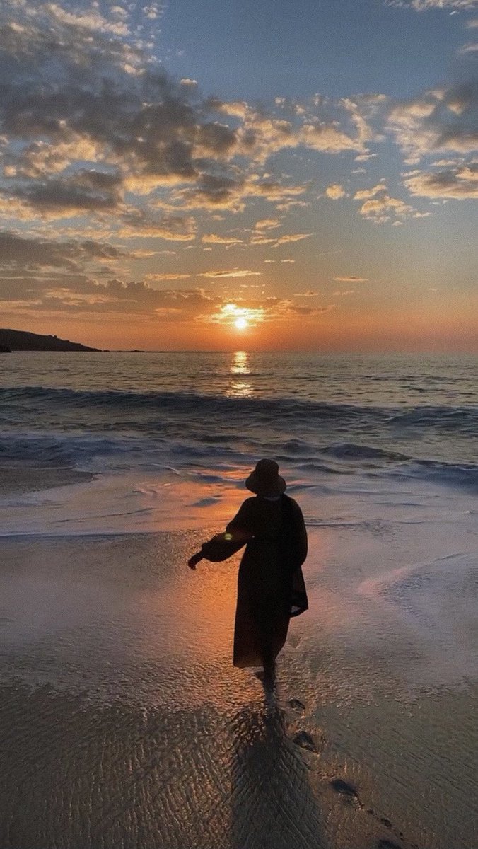 LadyReenBean's tweet photo. Call me cliche, but I think I love sunsets/sunrises most. Just the idea that it drums up people from all corners to the mountain tops, beaches or their bedroom windows, a few mins of pause to the cluttered mind whilst we watch him paint the colours in our day from start to finish https://t.co/k1boAAGBXl