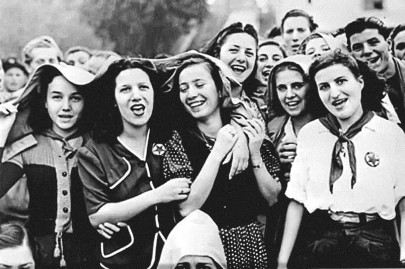 AnnaDalloca's tweet photo. La #Costituzione è un buon documento; ma spetta ancora a noi fare in modo che certi articoli non rimangano lettera morta, inchiostro sulla carta. In questo senso la #Resistenza continua. 
(Sandro Pertini)
Buon #25Aprile 🌹#BellaCiao #Anpi https://t.co/NOLScMTLyz