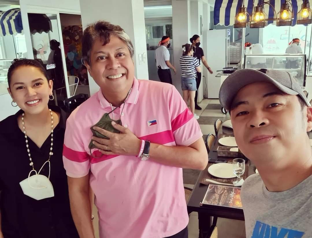 graynutgrey's tweet photo. Petition: Chito Miranda, Elmo Magalona, and Gloc 9 na walang apelyido sing Bagsakan while introducing Sen. Kiko. 
"Iboto na si Kiko, Kiko Pangilinan"
#LeniKikoAllTheWay  #LeniKiko2022 
#KikoForVicePresident2022 #LeniForPresident2022 #LeniLiwanagSaDilim https://t.co/rOrusFZtq3