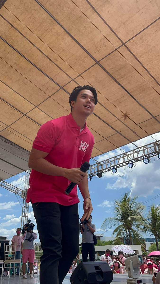 Petition: Chito Miranda, Elmo Magalona, and Gloc 9 na walang apelyido sing Bagsakan while introducing Sen. Kiko. 
"Iboto na si Kiko, Kiko Pangilinan"
#LeniKikoAllTheWay  #LeniKiko2022 
#KikoForVicePresident2022 #LeniForPresident2022 #LeniLiwanagSaDilim