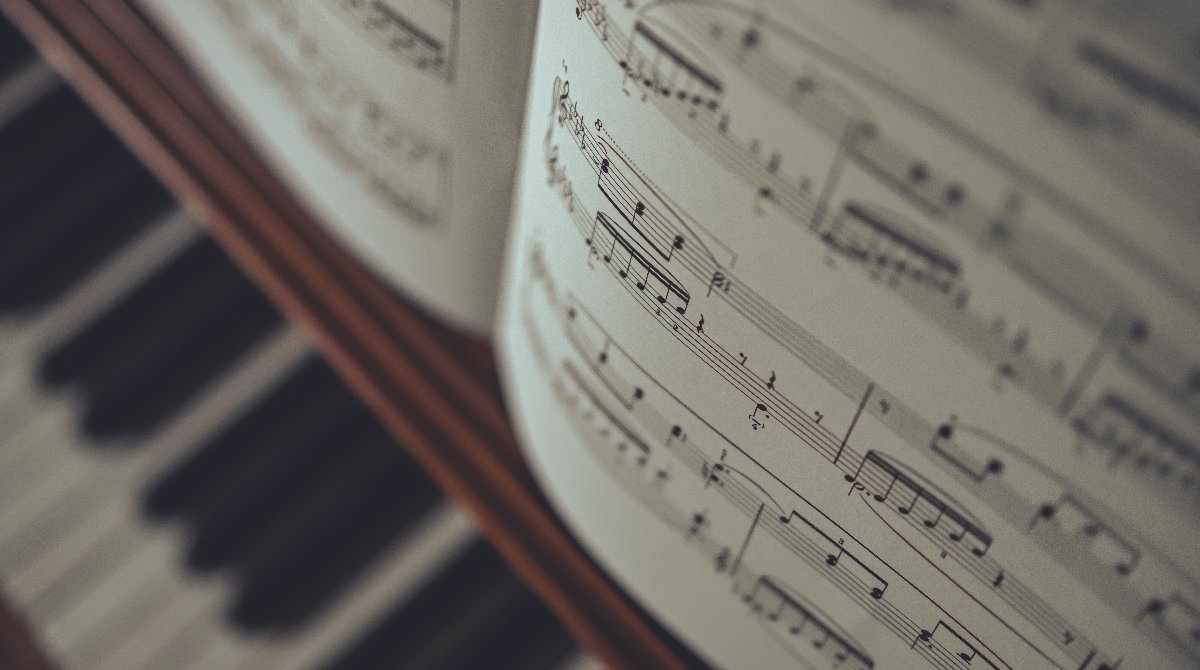 Imagine if you could pick up a piece of piano music and start playing it without even practicing first.  📖🎶
Head to our blog for a step-by-step guide on how to get better at sight-reading
go.flowkey.com/sightreading 

#flowkey #learnpiano #atthepiano #sightreading