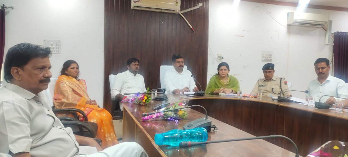 DmDungarpur's tweet photo. जिला प्रभारी एवं ऊर्जा राज्यमंत्री श्री भंवर सिंह भाटी ने डूंगरपुर में ली जिला स्तरीय अधिकारियों की बैठक, विभागीय योजनाओं, बजट घोषणाओं की हुई समीक्षा।
@RajCMO
@DIPRRajasthan 
@AshokChandnaINC
#DUNGARPUR https://t.co/kFlI5ThQJk
