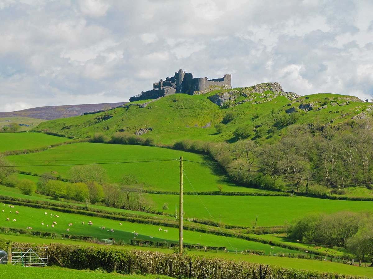 📍 Route 14 #Llandeilo to #Ammanford Railway Station 🚉
🥾 19km
📸 Castell Carreg Cennen Castle
🔗 heart-of-wales.co.uk/routes
#heartwalestrail #walking #trail #WalkYourWay   #wales #rightsofway #footpath #access #getoutdoors #walkingforwellbeing #carregcennencastle #walkingtrail