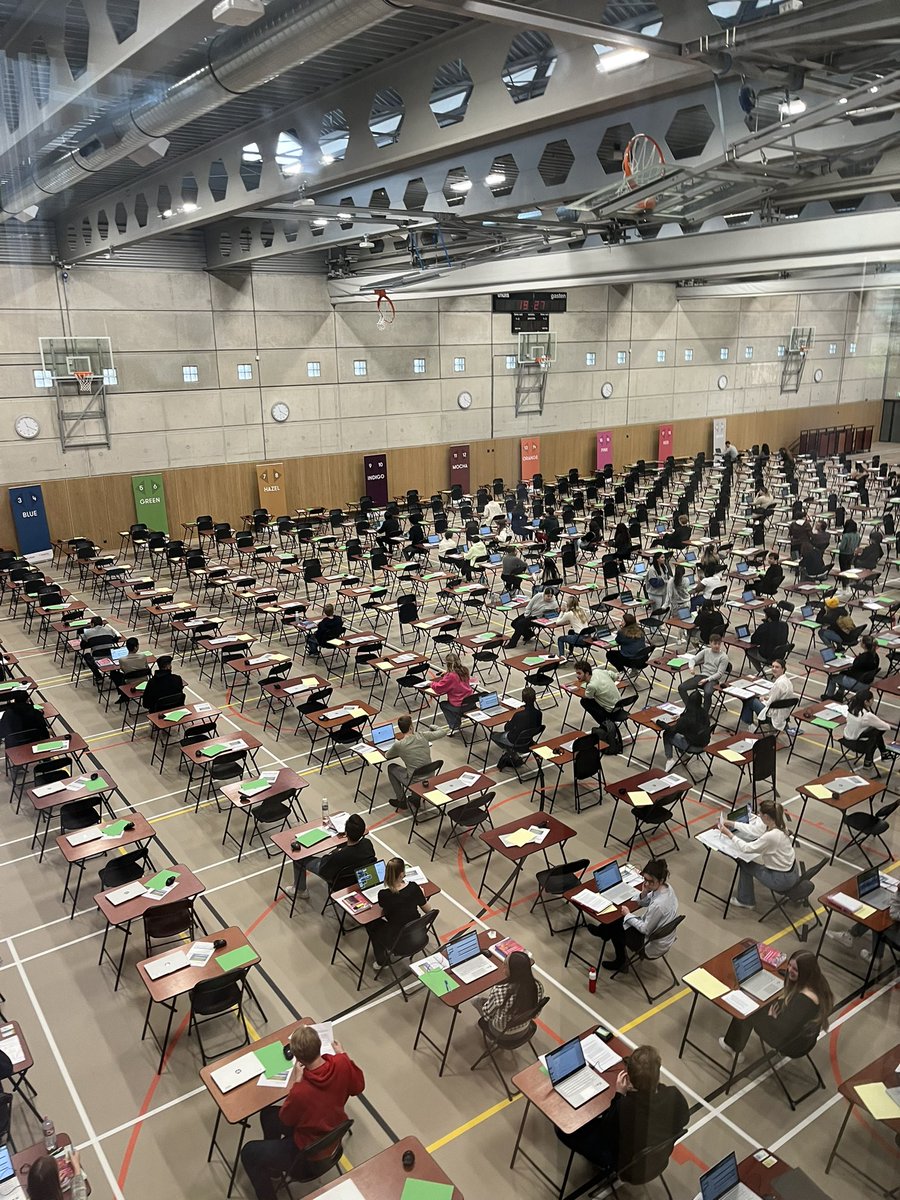 Meivakantie? 
De eerstejaars studenten gaan de komende twee uur een Europese lobbystrategie schrijven voor het vak belangen behartigen. 🤞🏻

En daarna.. nakijken!