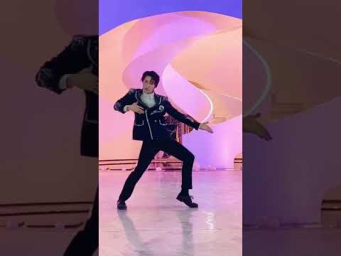 SantaUno's tweet photo. [FOCUS CAM] INTO1 SANTA 1st Anniversary Special Stage FANCAM 赞多成团一周年 直拍 https://t.co/pw3CJXjVOo 

#INTO1Santa #INTO1_TogetherSomewhere #赞多 https://t.co/yhHRphNLnw