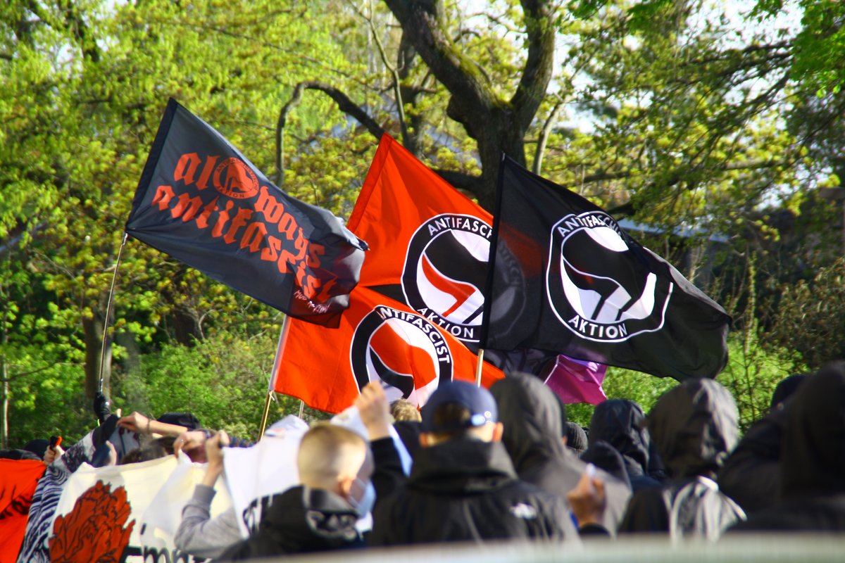 eddinett_'s tweet photo. Am 24. April 2022 versammelten sich mehrere hundert Menschen zum "Antifaschistischen Frühjahrsputz" in Leipzig-Stötteritz. Dort haben sich seit geraumer Zeit Nazi-Strukturen aufgebaut, denen man sich geschlossen antifaschistisch entgegen stellen wollte. #le2304 https://t.co/sIoKrTMWBy