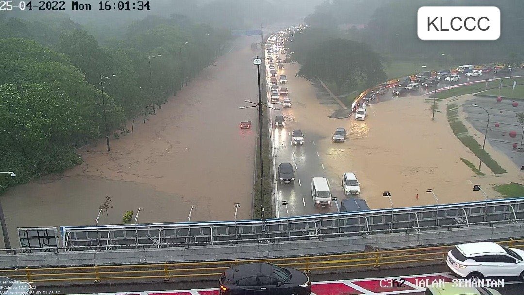 NewsBFM's tweet photo. 1. KL was hit by flash floods following continuous heavy rain earlier this afternoon, causing massive jams across the Klang Valley.

Flooding was reported in Jalan Kuching, Jalan Tunku Abdul Halim, and Jalan Semantan among others. 

📷: ITIS DBKL https://t.co/41qvNbfycJ