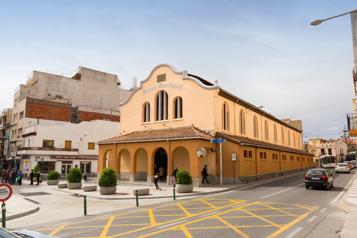 calellacfo's tweet photo. 🤔Sabies qué?
El Mercat Municial de Calella forma part de l'Inventari del Patrimoni Arquitectònic de Catalunya. L'edifici va ser construït l'any 1927 per Jeroni Martorell i Terrats.

Localitzacions, permisos, equip o allotjament 👉 https://t.co/nIvQeXl84T 

#calellaciutatplató https://t.co/8oqlz4cQXJ