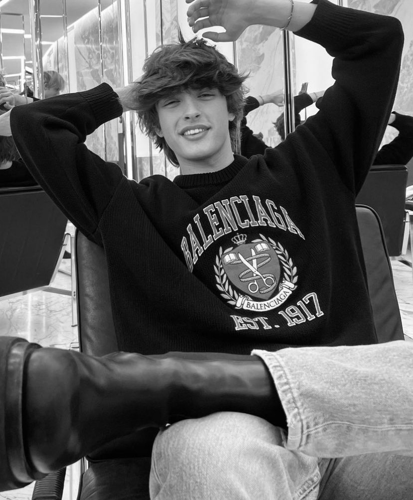 Would anyone be kind enough to lend this guy a hand in looking for warm companions by retweeting this tweet? He’s doing an #openfollow solely for western roleplayers. Greetings are highly appreciated.