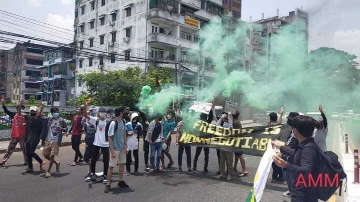 minn_robert's tweet photo. "Freedom Is Non-Negotiable"

Today's flash mob protest in Yangon
#WhatsHappeningInMyanmar 
#2022Apr25Coup https://t.co/Sh8wwMRo3V
