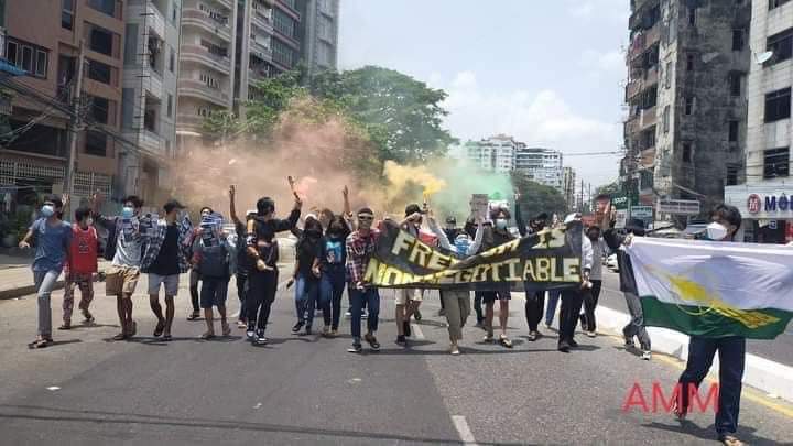 minn_robert's tweet photo. "Freedom Is Non-Negotiable"

Today's flash mob protest in Yangon
#WhatsHappeningInMyanmar 
#2022Apr25Coup https://t.co/Sh8wwMRo3V