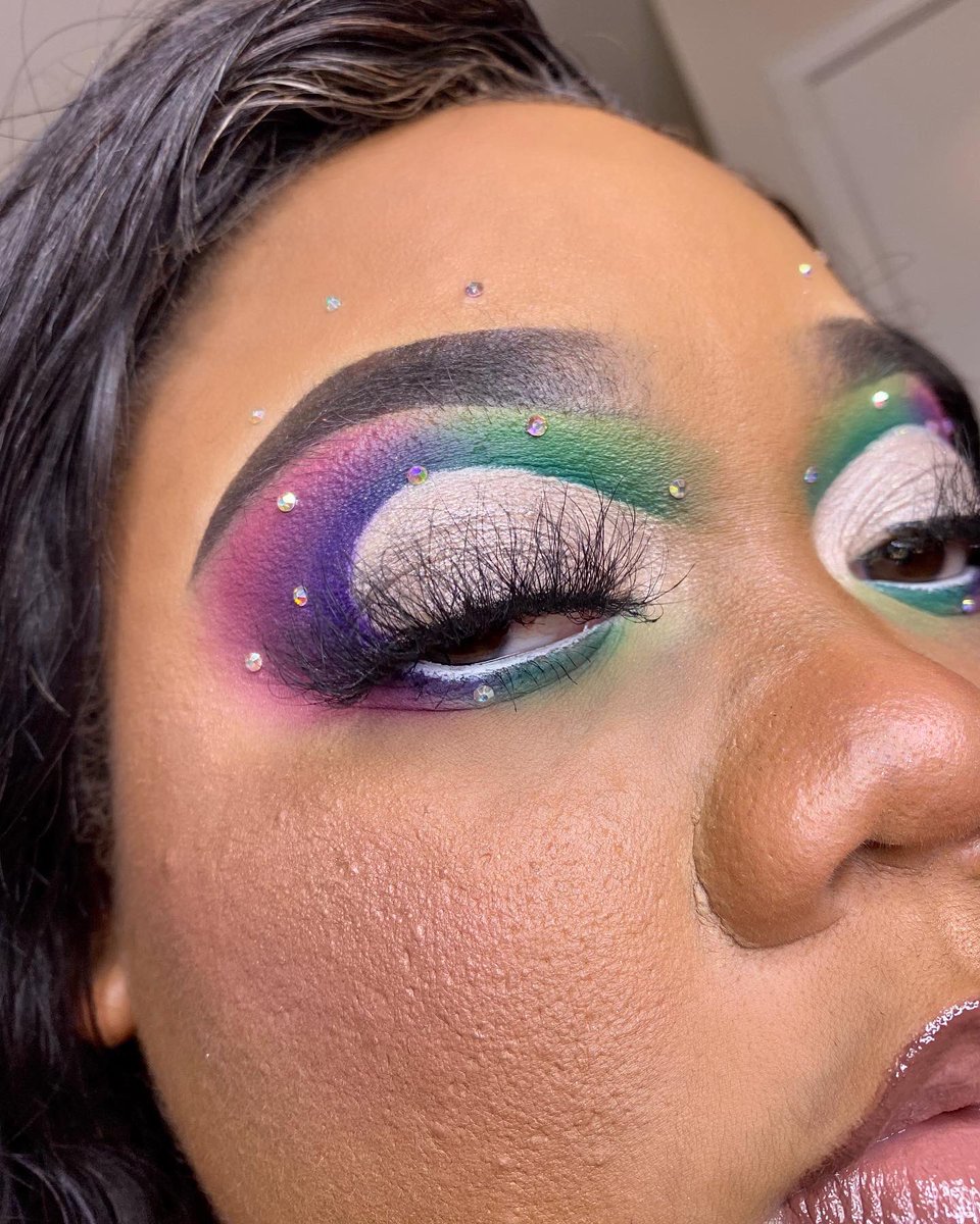 Glambeatzby_Zee's tweet photo. G L A M O R O U S 🤌🏽💕😏
@thecrayoncase the matte book, highlighter concealer in 18 & chalk dust in “Y”
.
.
#futurecrayoncutie #themattebook #mua #beauty #cutcrease https://t.co/psPnsqq8ny