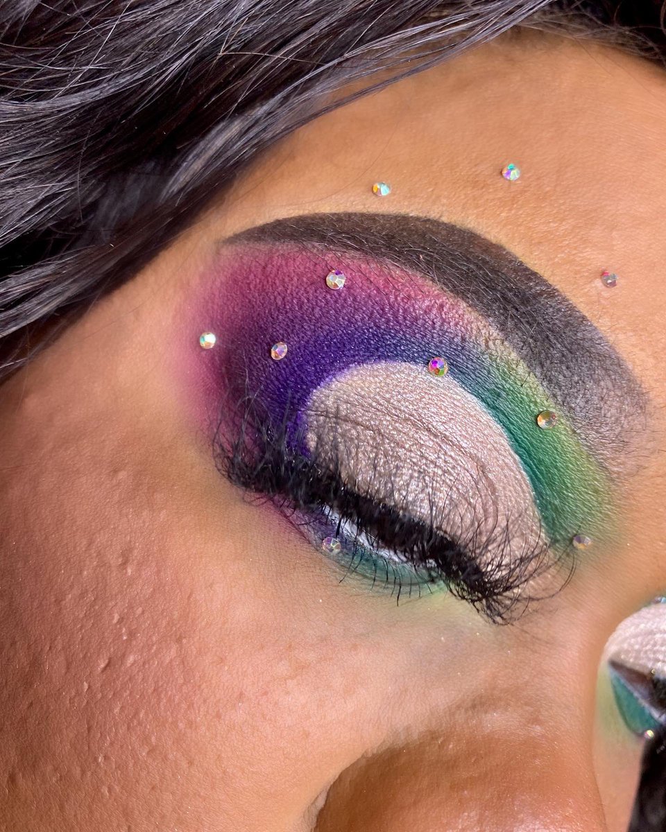Glambeatzby_Zee's tweet photo. G L A M O R O U S 🤌🏽💕😏
@thecrayoncase the matte book, highlighter concealer in 18 & chalk dust in “Y”
.
.
#futurecrayoncutie #themattebook #mua #beauty #cutcrease https://t.co/psPnsqq8ny