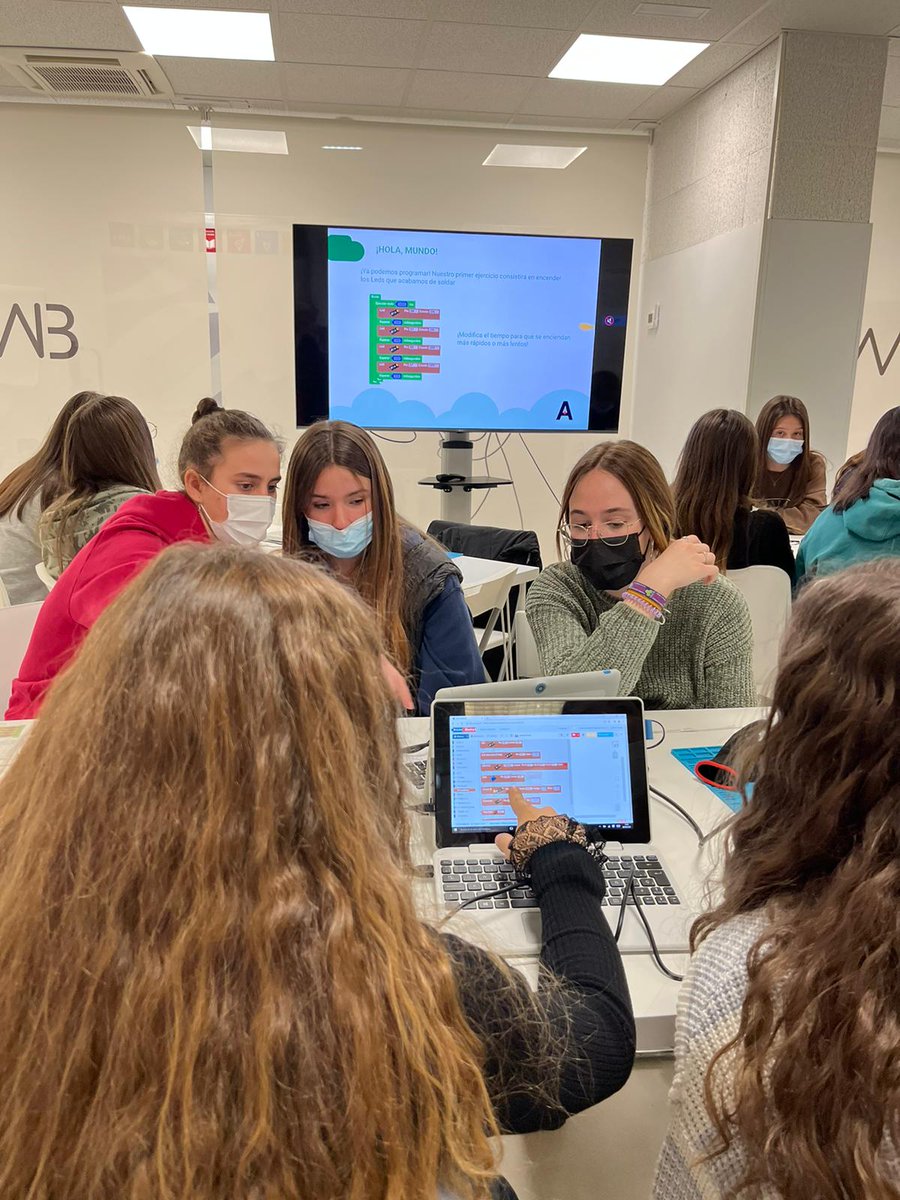 laaab_es's tweet photo. #CienciaCiudadana en el @laaab_es
🚀#MAAAP Creación de dispositivos cartográficos inteligentes para mapeo colaborativo del territorio junto a @academiadeinventores e @iesmiralbueno
1⃣Montar (ensamblar- soldar)
2⃣Programar
3⃣Experimentar (recogida de datos) https://t.co/M5eUCSzMiC