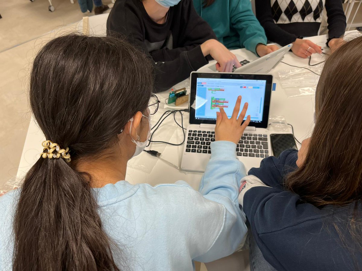 laaab_es's tweet photo. #CienciaCiudadana en el @laaab_es
🚀#MAAAP Creación de dispositivos cartográficos inteligentes para mapeo colaborativo del territorio junto a @academiadeinventores e @iesmiralbueno
1⃣Montar (ensamblar- soldar)
2⃣Programar
3⃣Experimentar (recogida de datos) https://t.co/M5eUCSzMiC