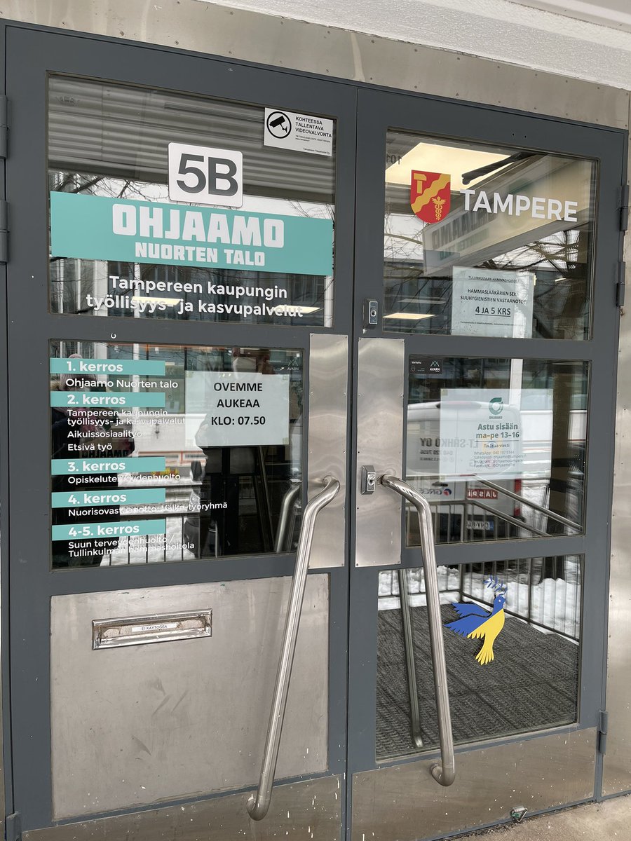 PipsaLottaM's tweet photo. Ennen pääsiäistä vierailtiin @PetteriTa @susanneheik kanssa Tampereen Ohjaamossa, joka palvelee alle 30-vuotiaita esimerkiksi työhön, koulutukseen ja rahaan liittyvissä asioissa. Käytännössä kaikilla Ohjaamon asiakkailla on hoidettavana myös jokin Kela-asia. 1/4 @Tamperekaupunki https://t.co/4HhEGbIK14