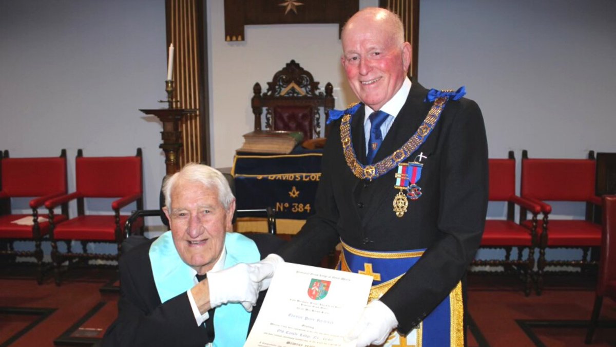 NWFreemasons's tweet photo. DepPGM Wynford Owen Davies visited St David’s Lodge No. 384 to present Thomas Peter Rochford with a 70-year Long Service Certificate.

Congratulations &amp; best wishes Tom 🥂

#Freemasons #Anniversary https://t.co/tAX4sTBIwW