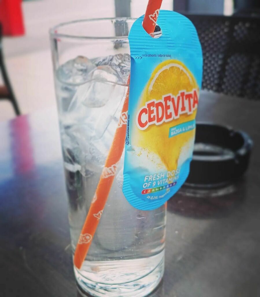 VMNESIVMUSIC's tweet photo. Da se odžejam, pijem #Cedevita okus #BezegInLimona .. When life gives you 🍋 you turn them into a refreshing drink.. #chillin https://t.co/6RQQTg8jWL https://t.co/nuXDXb0Y0h