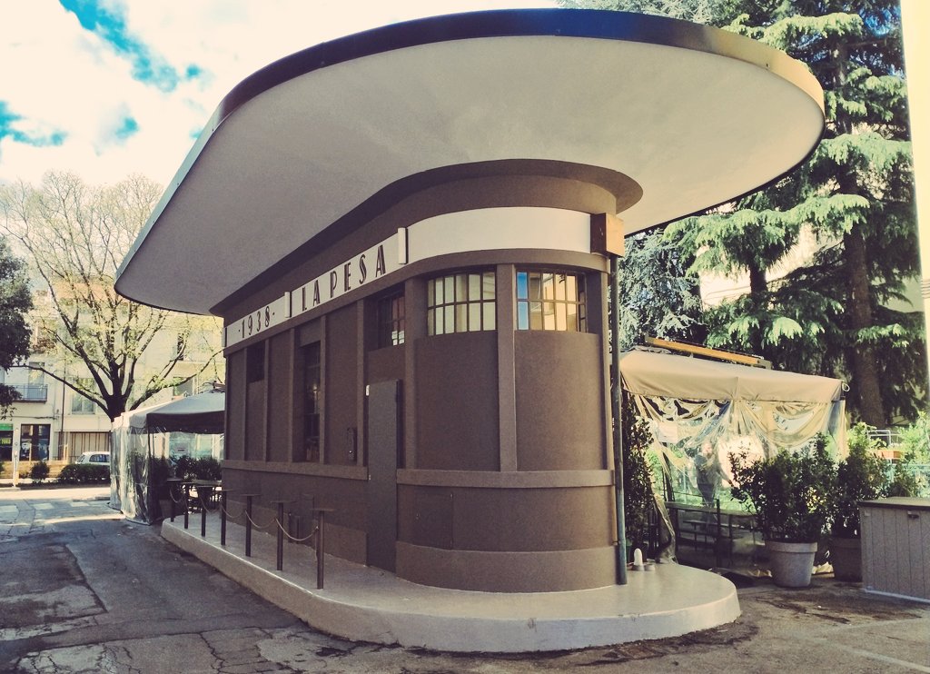 Dingen die je ziet als je door Faenza wandelt: een publieke weegbrug (nu pizzeria) #wandeltweet #it0422