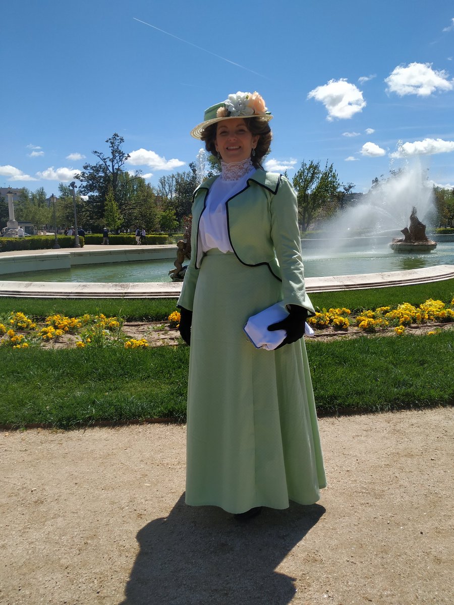 Anacronicos's tweet photo. Grandes sonrisas y elegancia en este #FelizLunes Desde el #Aranjuez de 1900 os las enviamos  @Ayto_Aranjuez @VisitAranjuez https://t.co/VK9qXNh0pL