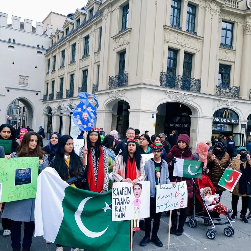 asadnwfp's tweet photo. #MunichProtest
#MarchAgainstImportedGovt
#BajwaHasToGo
#امپورٹڈ_حکومت_نامنظور https://t.co/zyWcBovW0D