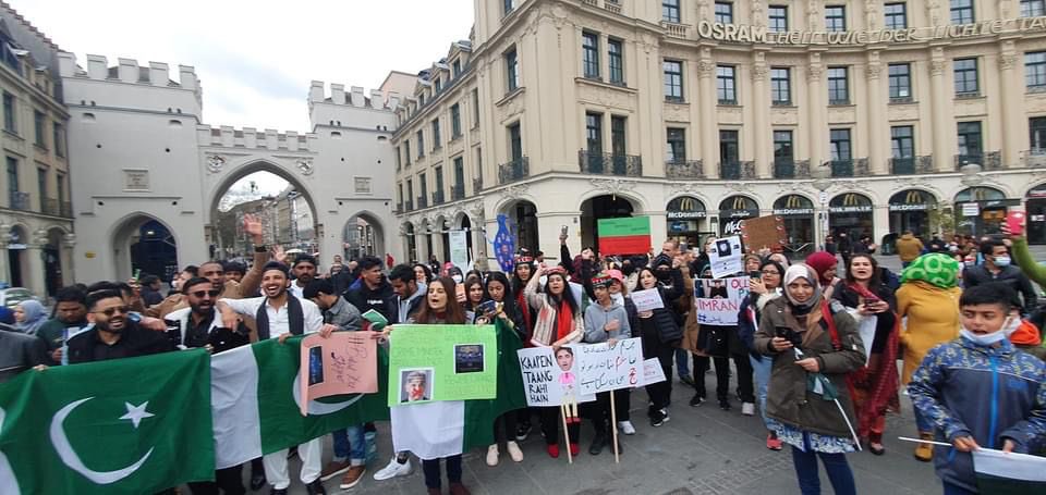 asadnwfp's tweet photo. #MunichProtest
#MarchAgainstImportedGovt
#BajwaHasToGo
#امپورٹڈ_حکومت_نامنظور https://t.co/zyWcBovW0D