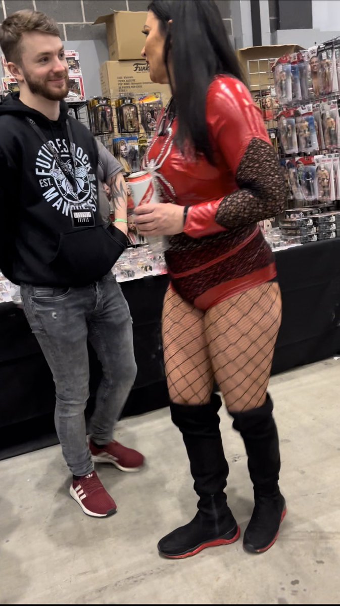 UTMFigureShirts's tweet photo. My favourite moment from this weekends @ftlowrestling has to be seeing @REALLiSAMARiE casually walking round nailing a can of Red Stripe 🤣 https://t.co/xO2OFEoGaF