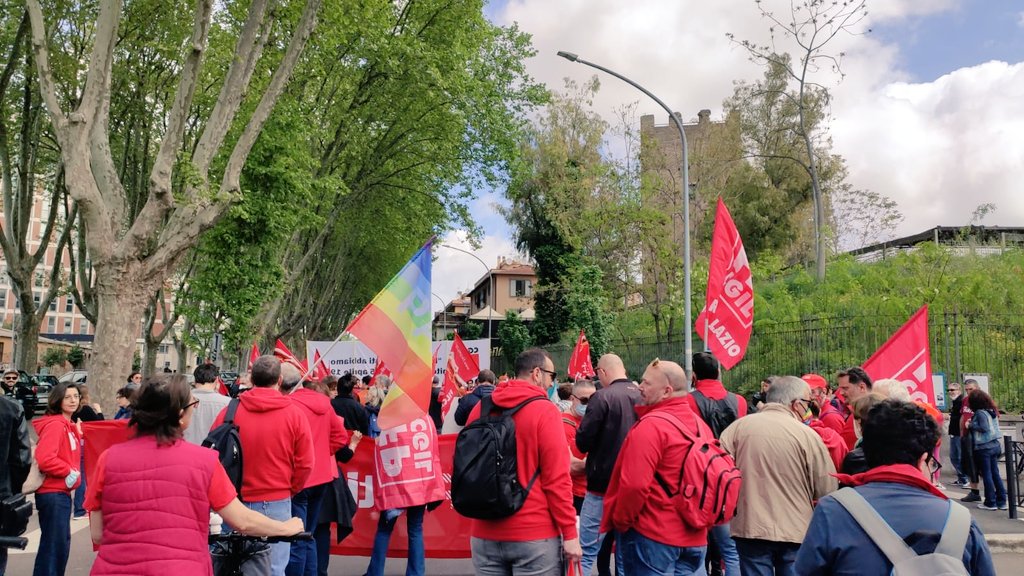 fpcgilromalazio's tweet photo. 🔴 #Adesso, un corteo del #25Aprile che parla oggi più che mai dell'attualità dell'esperienza della #Resistenza.

#PartigianiTuttiIGiorni
#FunzionePartigiana https://t.co/I5e3C0bZV7